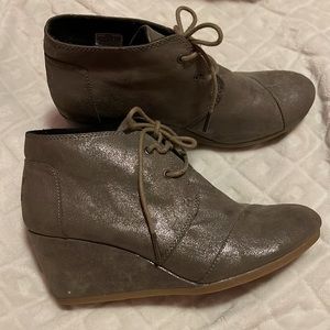 Woman’s Wedge Toms Shoe Taupe with Sparkle Detail Size 9.5